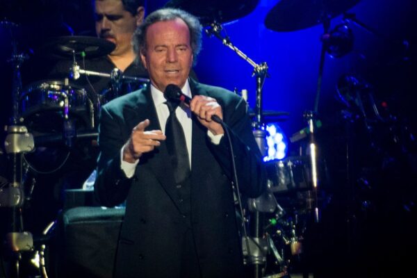 El contrato secreto de Julio Iglesias con el abogado del poder de México: Islas Vírgenes, Andorra y hoteles de lujo para una fiesta de cumpleaños