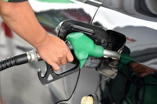 México reduce importaciones de gasolina al nivel más bajo en 17 meses