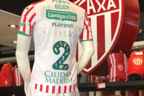 NECAXA: EVA LONGORIA LUCIÓ JERSEY CONMEMORATIVO DEL DÍA INTERNACIONAL DEL AUTISMO