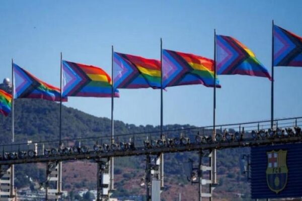 Barcelona celebra el Día Internacional del Orgullo LGBTQ+ con la bandera de arcoíris en el Camp Nou