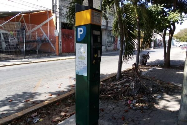 Arranca entrega de tarjetones de residencia para no pagar parquímetros en Playa del Carmen