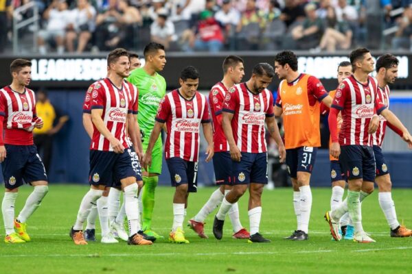 Chivas traslada su crisis al plano internacional y América toma un respiro ante LAFC