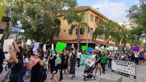 Marchan feministas en Playa del Carmen