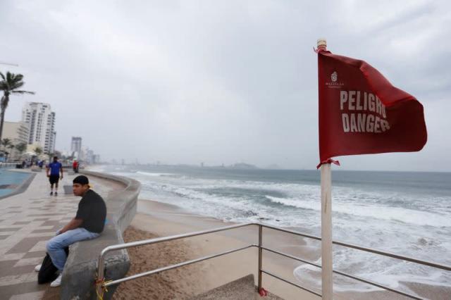 Huracán ‘Roslyn’ se fortalece a categoría 3 frente a costas del Pacífico