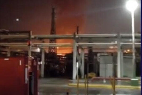 Rayo en refinería de Tamaulipas causa incendio, hay 1 muerto