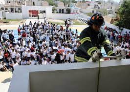 Realizan bomberos de Puerto Morelos simulacro de incendio en escuela secundaria