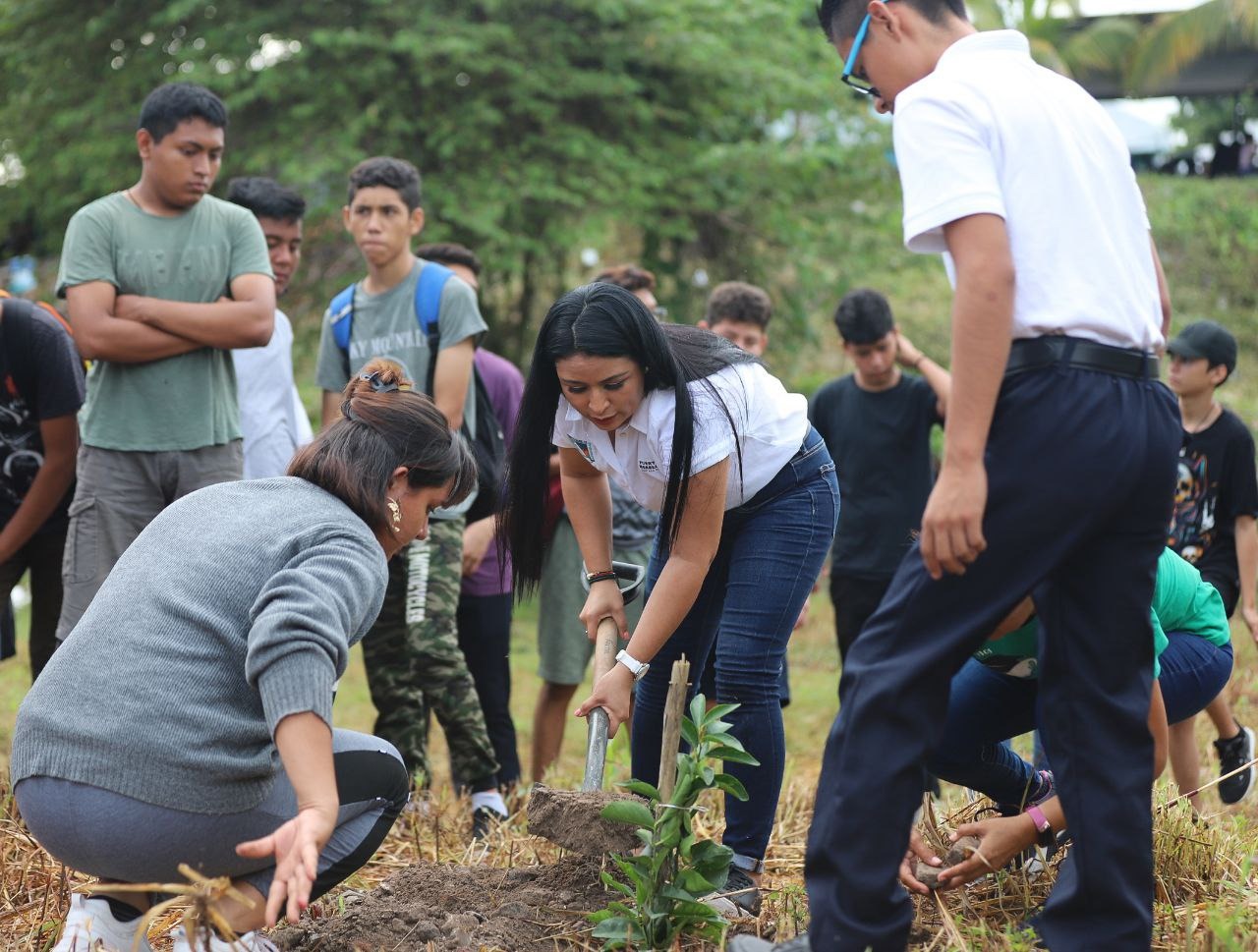 Encabeza Blanca Tziu jornada de limpieza y reforestación