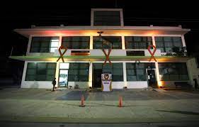 Palacio Municipal de Puerto Morelos enciende el alumbrado naranja