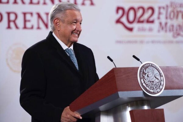 AMLO firma decreto para ampliar periodo vacacional a 12 días