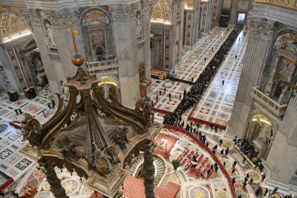 Despiden miles de personas al papa emérito Benedicto XVI