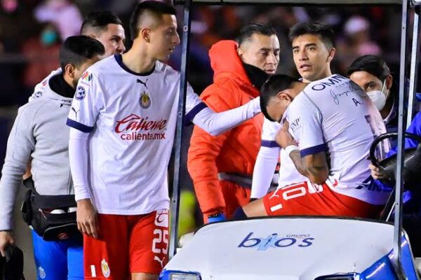 Alexis Vega salió lesionado de la rodilla derecha en el partido ante San Luis