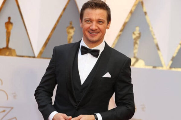 Dan alta médica al actor Jeremy Renner