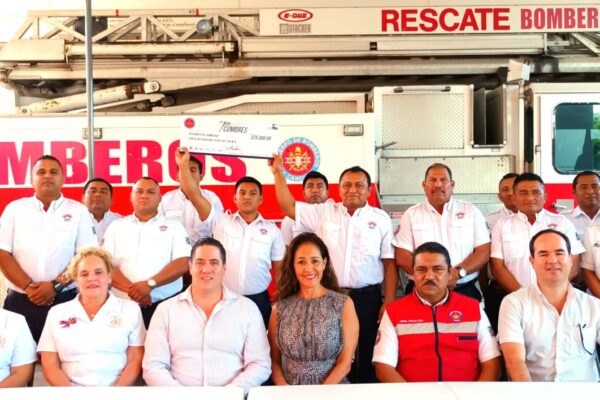 Grupo Cumbres entrega donativo a Bomberos de Cancún