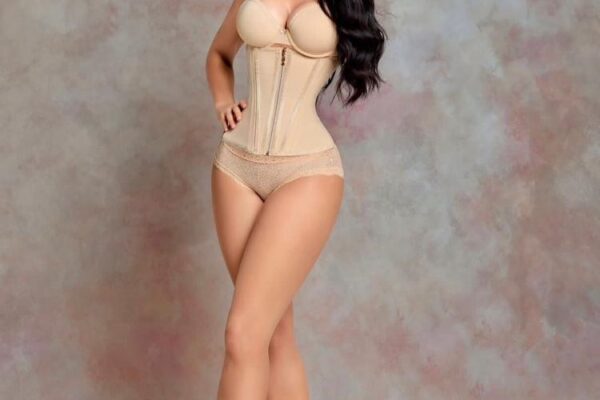 Presume Maribel Guardia nuevamente su escultural cuerpo