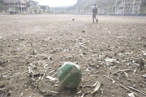 Peligra la vida de un pequeño futbolista tras recibir un balonazo