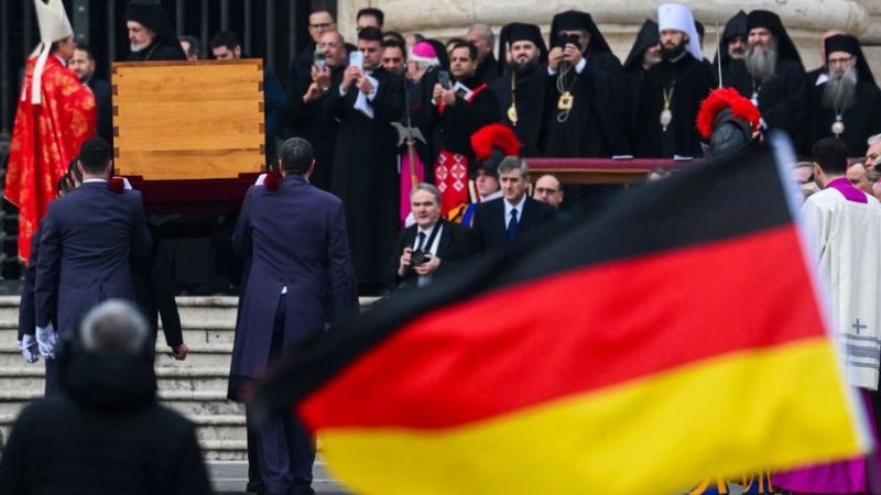 Ataúd de Benedicto XVI ya fue trasladado a las grutas vaticanas para su sepultura