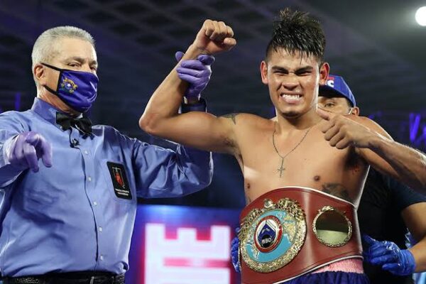 Emanuel "Vaquero" Navarrete venció a Liam Wilson y se convirtió en Tricampeón Mundial