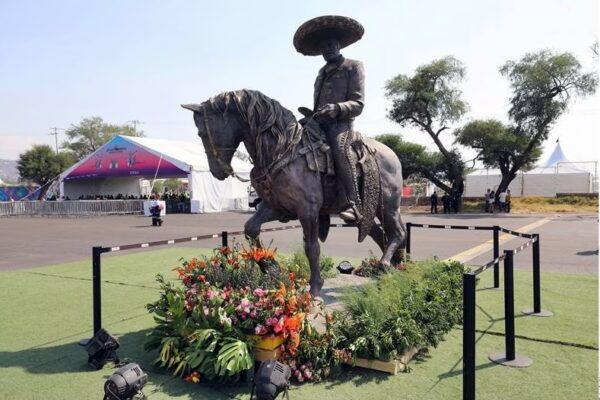 Presentan estatua de Vicente Fernández en Los Ángeles