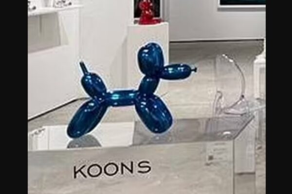 Mujer rompe escultura de Jeff Koons valuada en 42 mil dólares