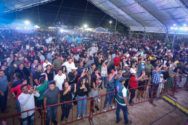 Disfrutan familias leonenses animada noche de carnaval