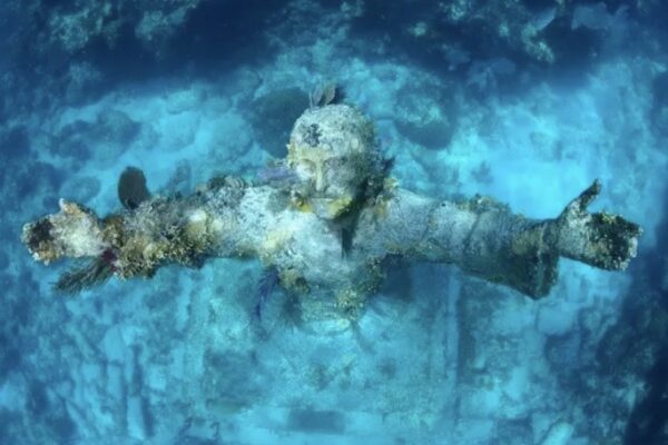 El Cristo del Abismo, una escultura a 15 metros de profundidad