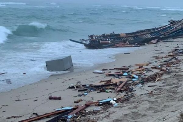 Al menos 62 migrantes mueren tras naufragar en la costa sur de Italia