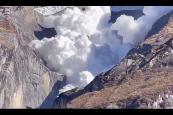 Reportan avalancha de nubes en Nepal