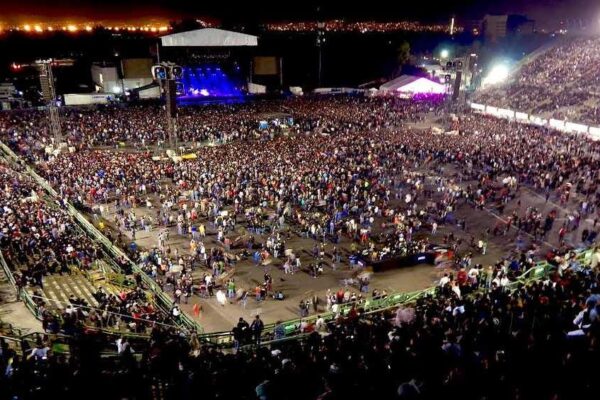 Billie Eilish pospone concierto por fuerte lluvia en la CDMX