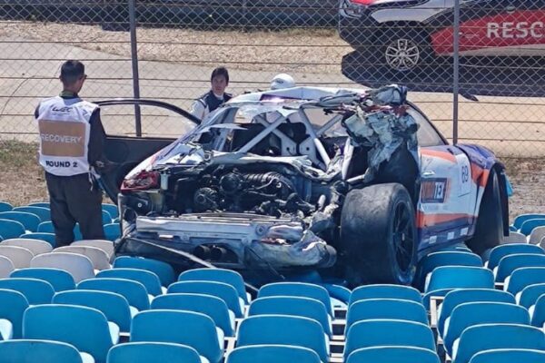 Auto de carreras termina en las gradas tras accidente