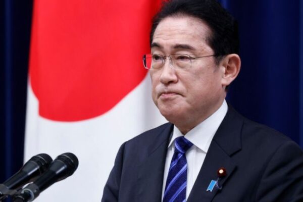 Evacuan al primer ministro japonés luego de una explosión