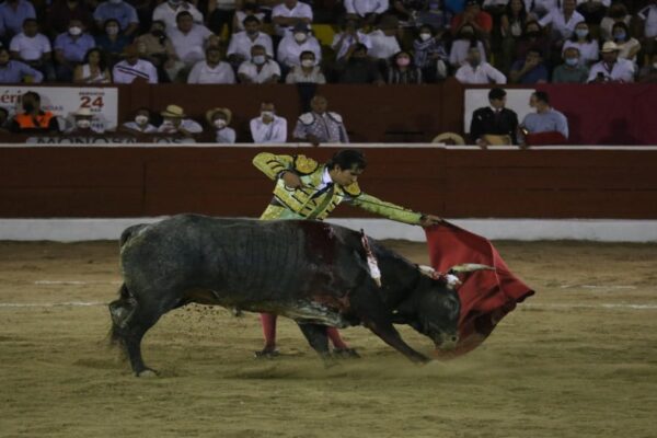 Joselito Adame es embestido por toro en la Feria de San Marcos