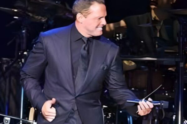 "El regreso épico de Luis Miguel: Descubre cómo resucitó con una increíble bioserie y el poder de las redes sociales"