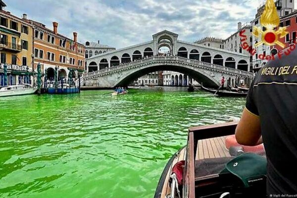 Aguas del canal de Venecia se tiñen de verde fosforescente