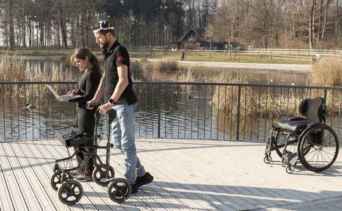 Un hombre vuelve a caminar gracias a un implante cerebral