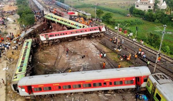 Suman 238 muertos por devastador choque de trenes en la India