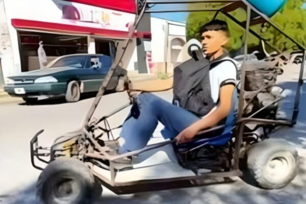 Joven méxicano construye auto usando materiales reciclados