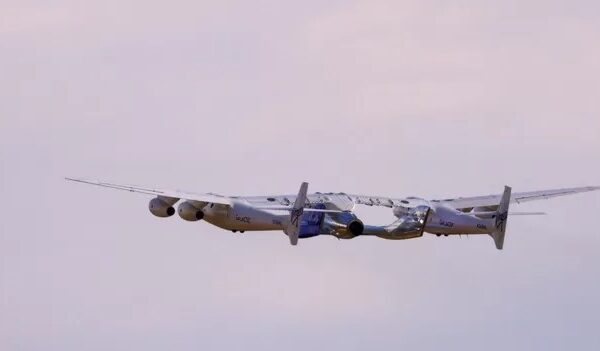 Virgin Galactic realiza con éxito su primer vuelo comercial al espacio