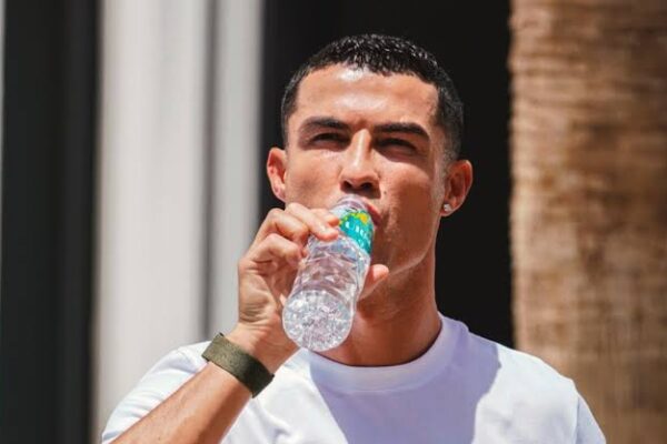 CR7 envuelto en polémica por promover marca de agua con supuestos beneficios inexistente