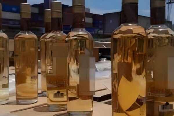 México incauta metanfetamina líquida en 7.200 botellas de mezcal