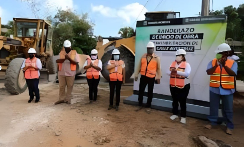 Blanca Merari da el banderazo de inicio de la pavimentación de calles en Leona Vicario