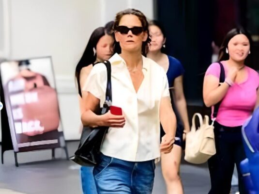 “¡La impactante elección de Katie Holmes para el verano 2023 te dejará boquiabierto! Mira cómo lleva mocasines de tacón y baggy jeans en su último look casual. ¿Tendencia arriesgada o acierto de moda? ¡Las fotos hablan por sí solas!”