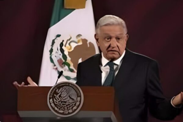 López Obrador afirma que acatarán la decisión que frena la entrega de los nuevos libros de texto en Chihuahua