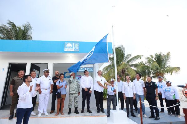 Logran recertificación e izan Blue Flag en Playa del Sol, Puerto Morelos