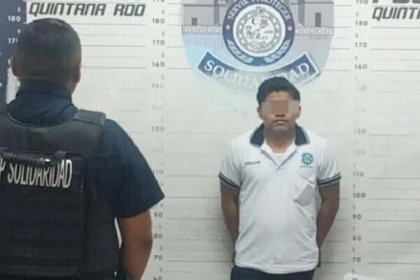 Detienen a Taxista en Playa del Carmen por golpear a su pareja y amenazarla con un tubo