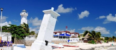 Conoce el faro inclinado en Puerto Morelos; sobreviviente de huracanes que destruyeron este destino