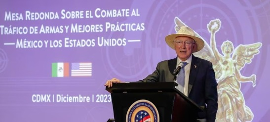 El 70% de las armas que llegan a México proviene de Estados Unidos: Ken Salazar