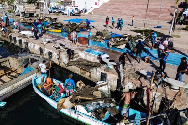 Acapulco celebra torneo de pesca de basura para limpiar el mar tras Otis