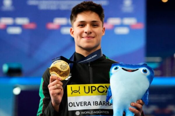 Osmar Olvera se cuelga la medalla de oro