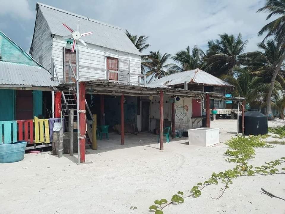 Pescadores de Punta Herrero huyen del huracán Beryl