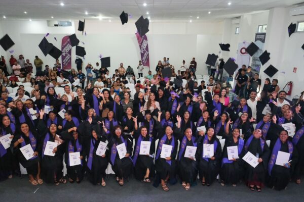 Celebra Mara Lezama primera generación de graduadas de Prepa “Mujer Es Poder” para su empoderamiento